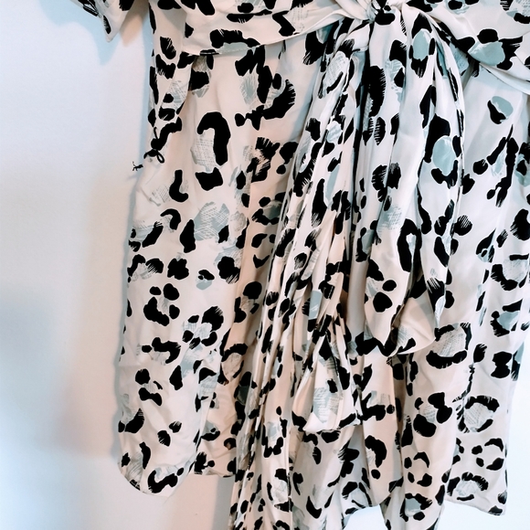 Nanette Lepore silk leopard print top with large bow. Size 4. Small stain shown - Picture 4 of 6